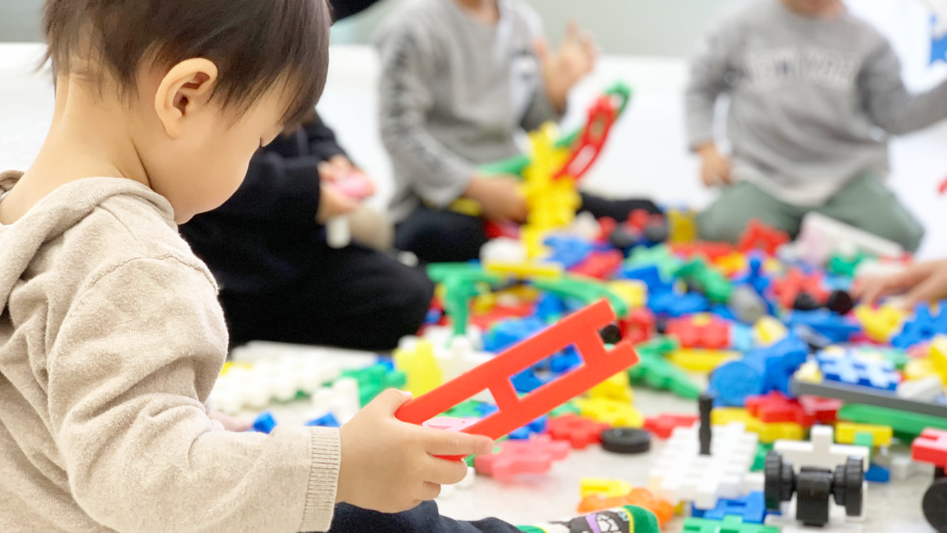 子供たちがブロックで遊んでいる様子