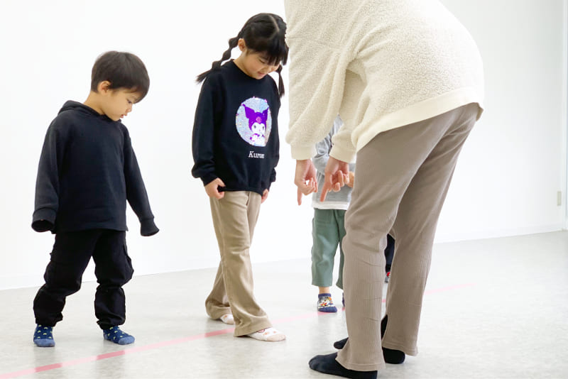 リズムトレーニングをする子供の姿
