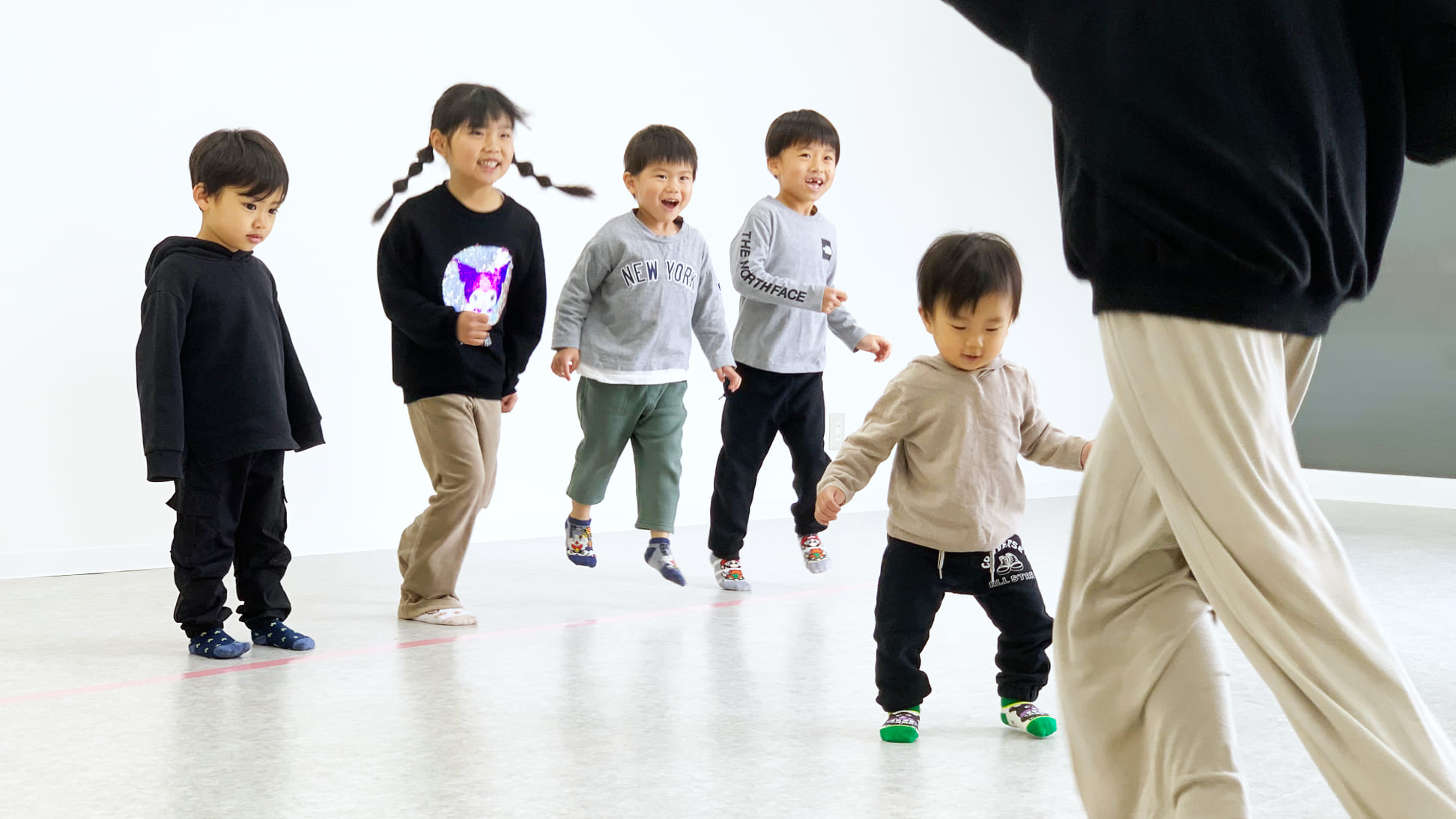 子供たちがジャンプしている様子