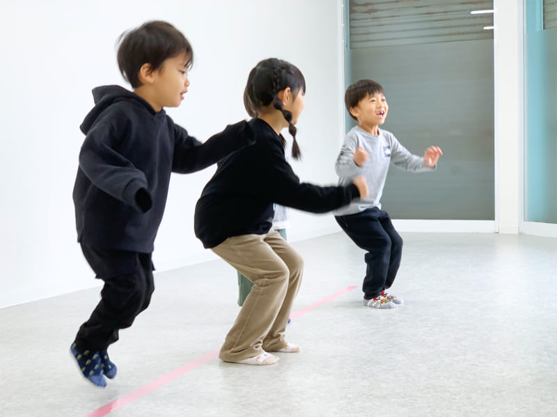 楽しそうにジャンプする子供たち
