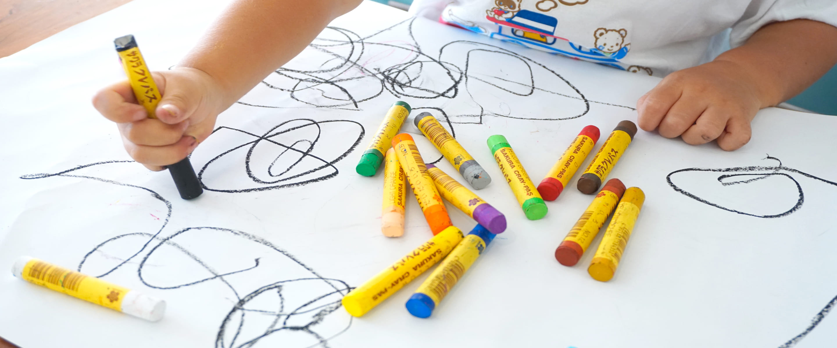 お絵描きをする子供の手