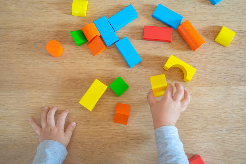積み木で遊ぶ子供の手元