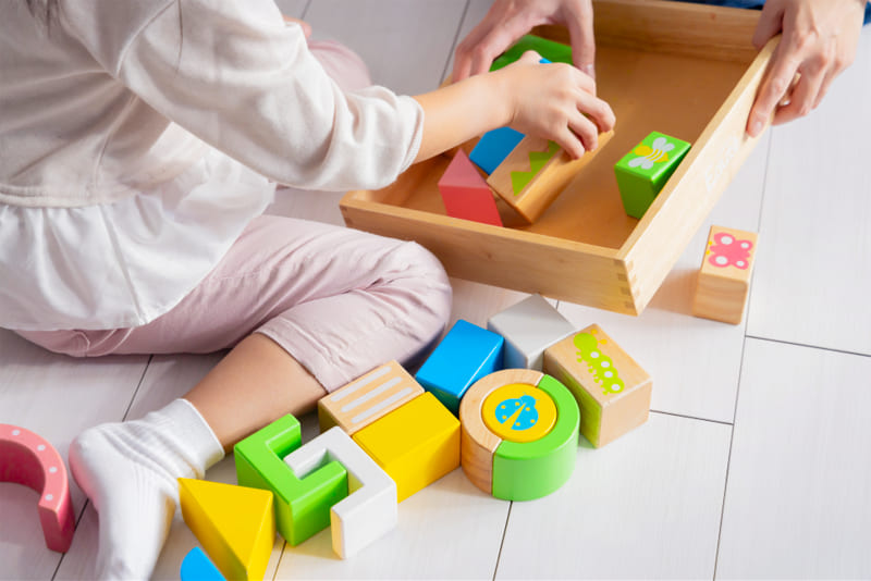 積み木で遊ぶ子供の足元